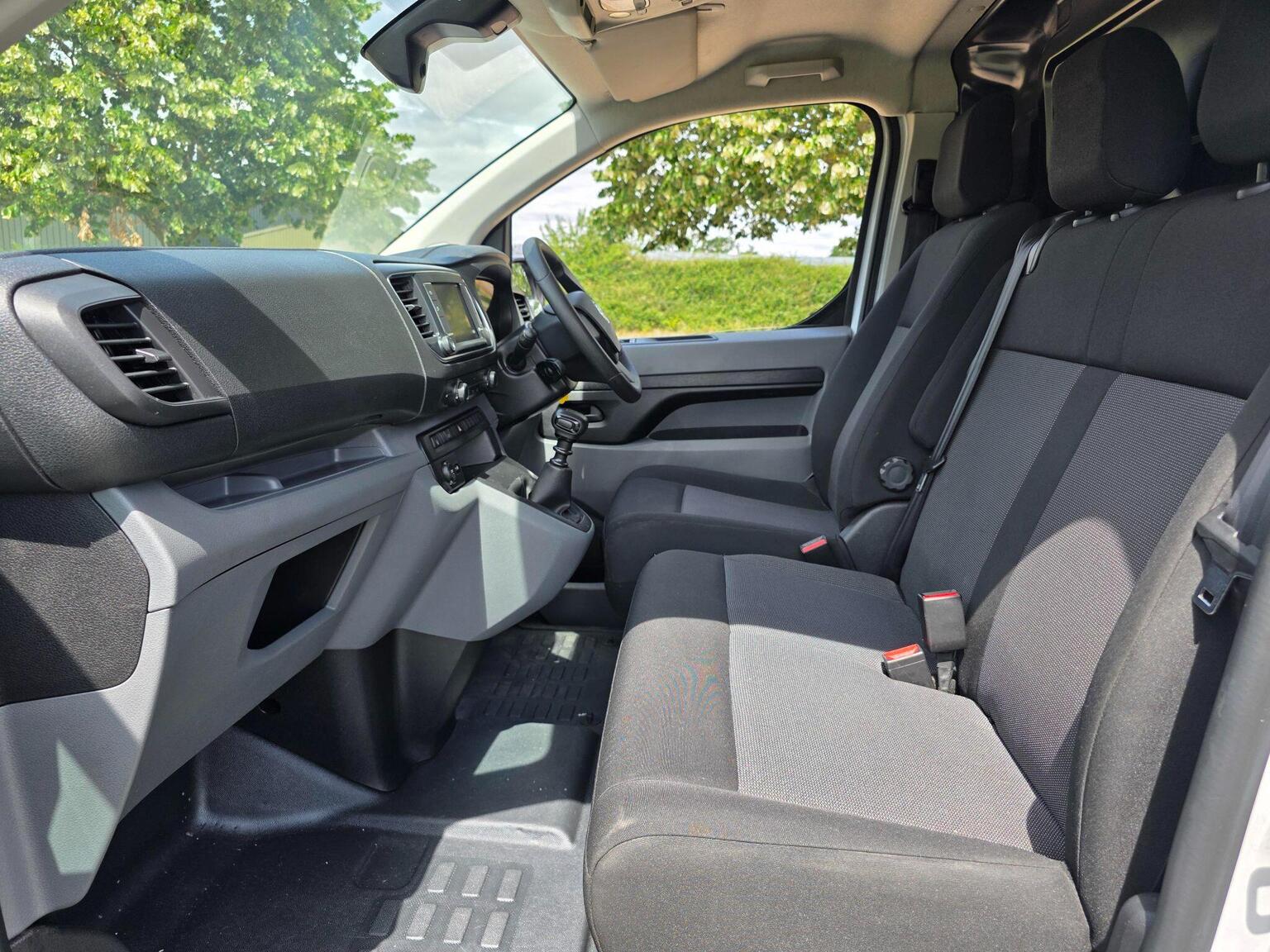 2022 Vauxhall Vivaro image 28