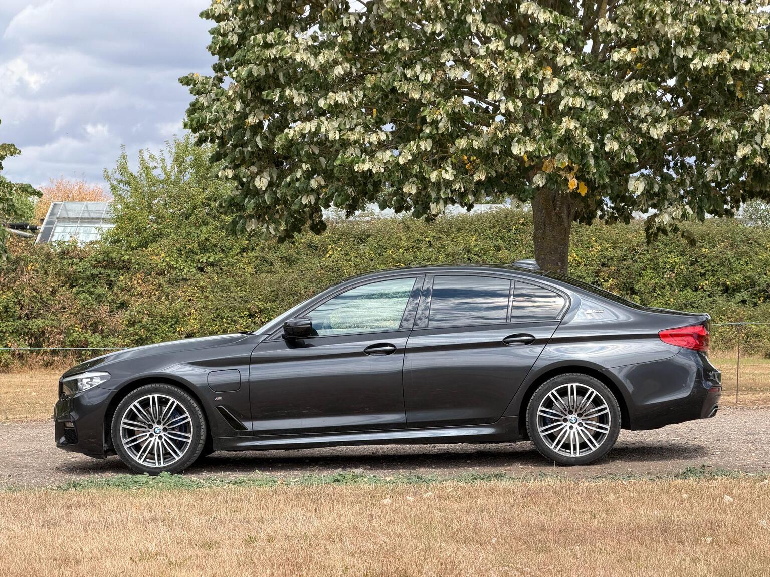2019 BMW 5 Series image 16