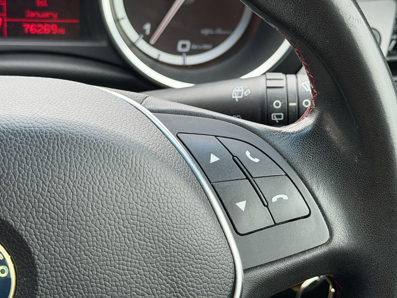 2014 Alfa Romeo Giulietta image 32