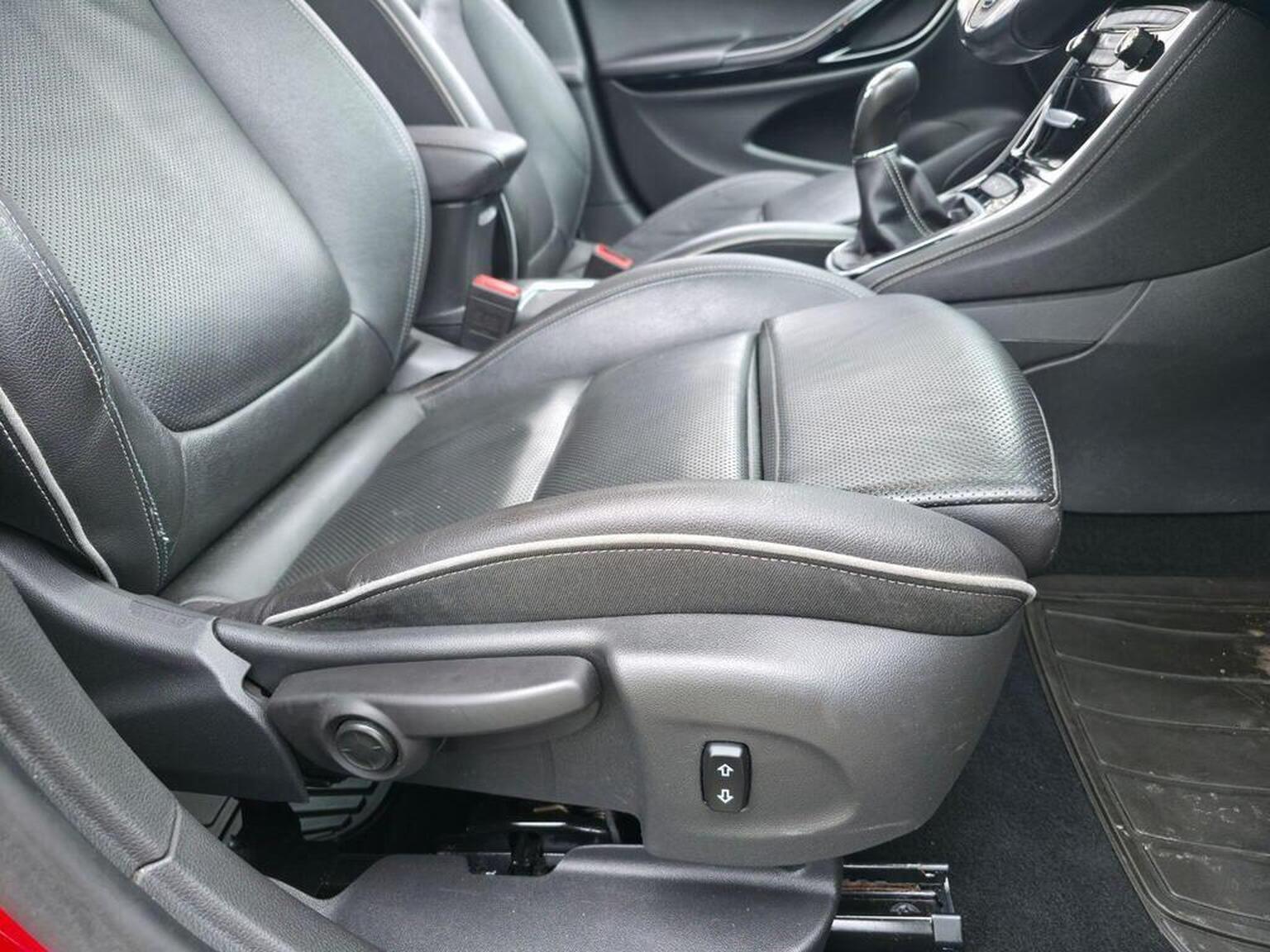 2016 Vauxhall Astra image 32