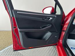 Porsche Macan AE18WBL