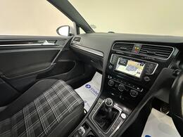 Volkswagen Golf DT66RVJ