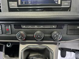 Volkswagen Transporter YR74XZU