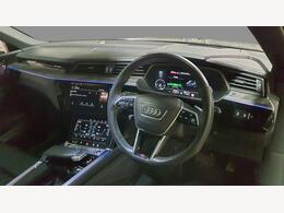 Audi e-tron YH71TMY