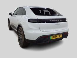 Porsche Macan FD74LXY
