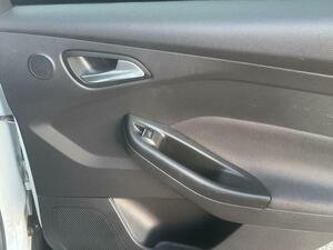 Photo 30 of this Ford Focus
