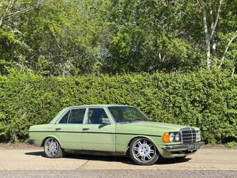 1977 Mercedes-Benz 2002.0 4dr