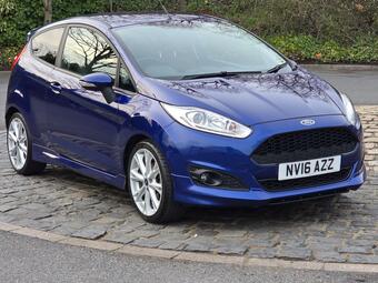 2016 POPULAR HATCHBACK, BOASTING A 1.0 LITRE PETROL ENGINE AND A EURO 6 EMISSION... photo