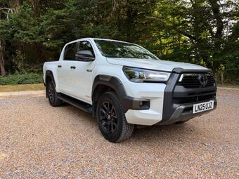 Toyota Hilux Pickup 2.8 D-4D-h Invincible X Auto 4WD Euro 6 4dr