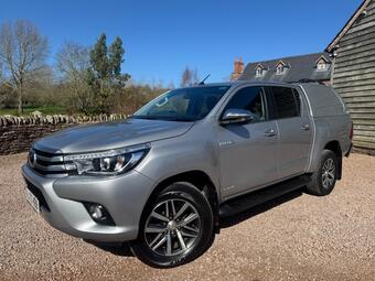 Toyota Hilux Pickup 2.4 D-4D Invincible 4WD Euro 6 (s/s) 4dr (TSS)