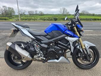 Suzuki GSR750 Naked 750