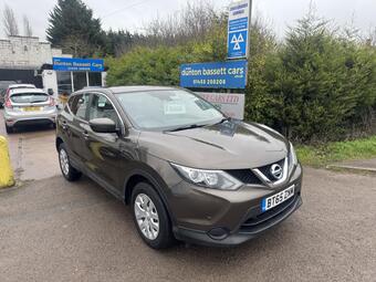 2015 Nissan Qashqai 1.5 dCi Visia 2WD Euro 6 (s/s) 5dr 48 Photos photo