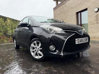 2015 Toyota Yaris 1.5 VVT-h Sport E-CVT Euro 6 5dr 30 Photos photo