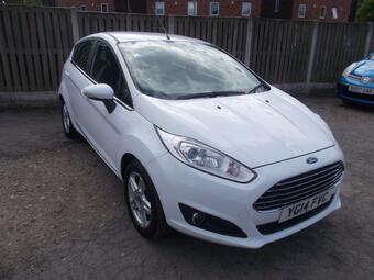 2014 POPULAR HATCHBACK IS EQUIPPED WITH A 1.25 LITRE PETROL ENGINE AND FEATURES MANU...... photo