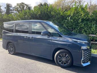 Toyota Voxy MPV 1.8 hybrid auto 7 seaters