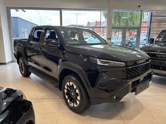 Toyota Hilux 2.8 D-4D-h Invincible Auto AWD Euro 6 4dr