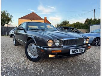 Jaguar XJ 4.0 Sovereign LWB Saloon 4dr
