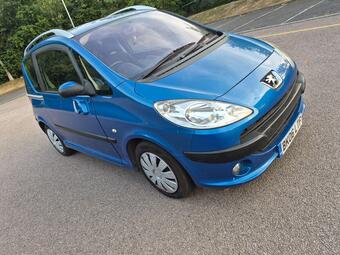 Peugeot 1007 1.4 8v Dolce 3dr