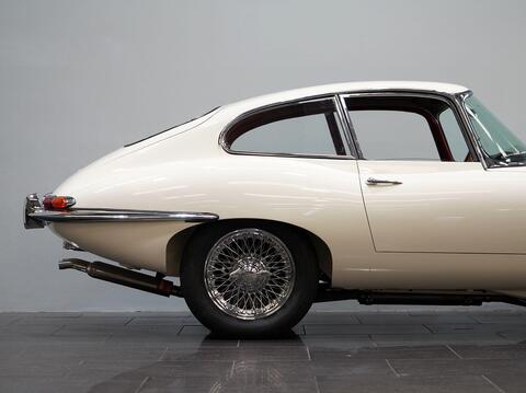 Jaguar E-Type view 32