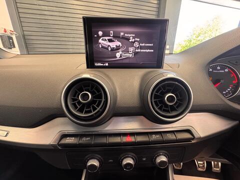 Audi Q2 view 26