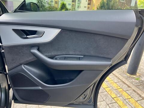 Audi Q8 view 24
