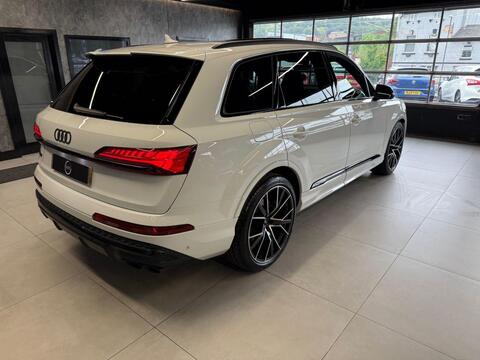 Audi SQ7 view 9