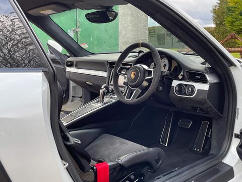 Porsche 911 view 6