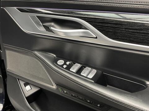 BMW 7 Series view 14