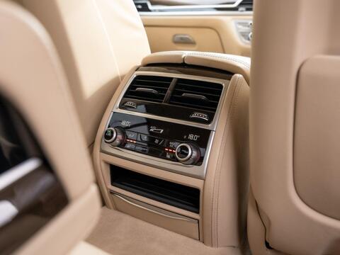 BMW 7 Series view 15