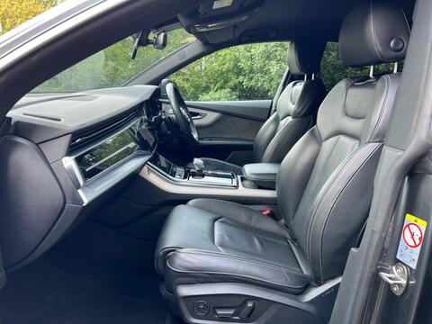 Audi Q8 view 15