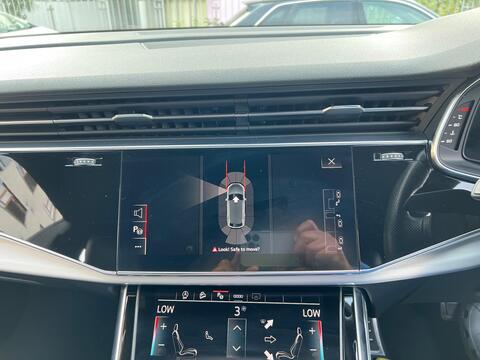 Audi Q8 view 60