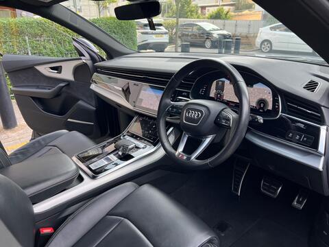 Audi Q8 view 20