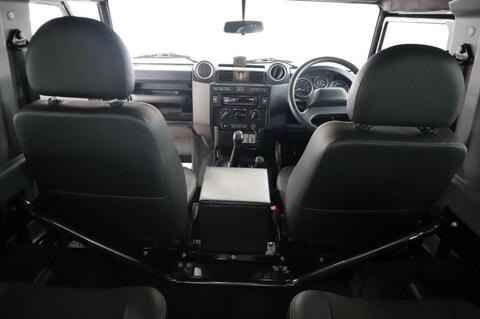 Land Rover Defender view 30