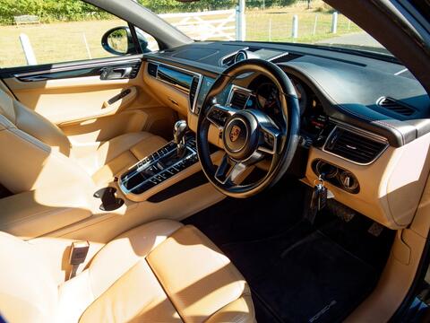 Porsche Macan view 35