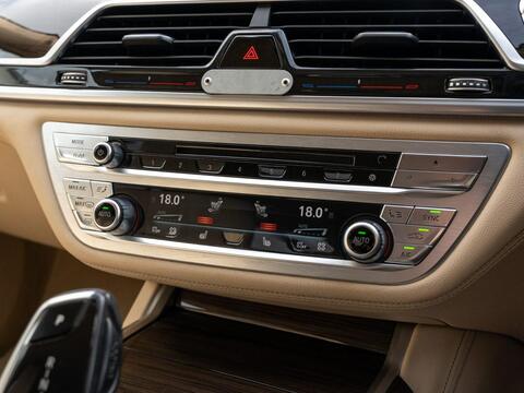 BMW 7 Series view 18