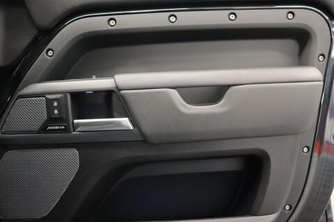 Land Rover Defender view 38