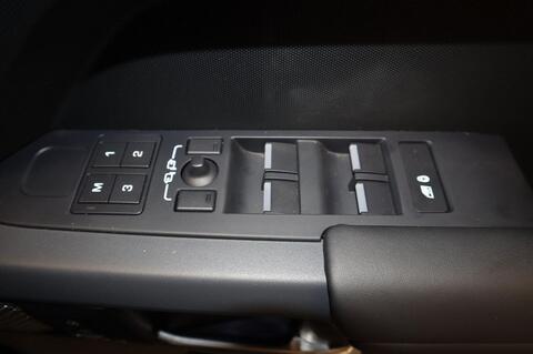 Land Rover Defender view 48