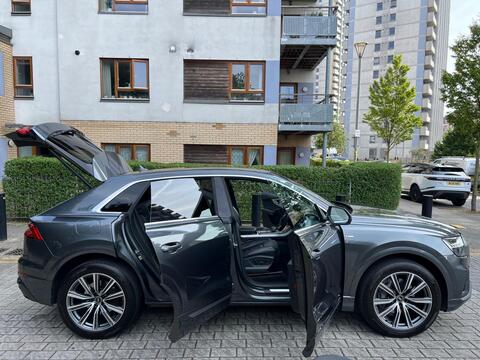 Audi Q8 view 30