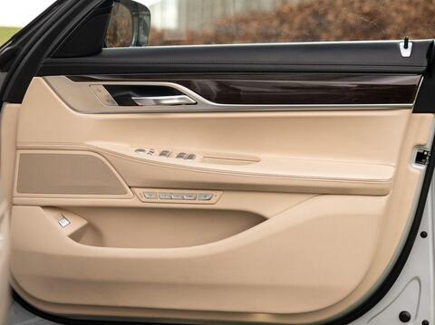 BMW 7 Series view 16