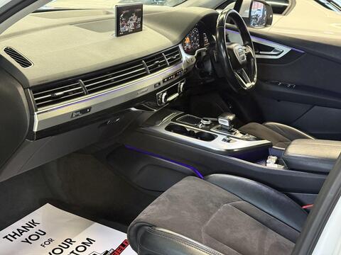 Audi Q7 view 18