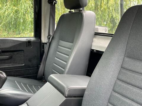 Land Rover Defender view 32