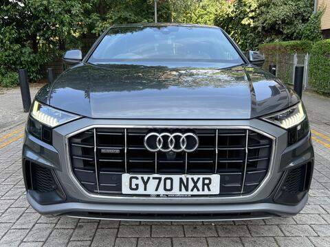 Audi Q8 view 5