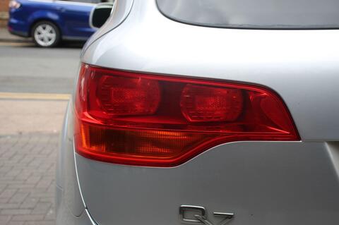 Audi Q7 view 6