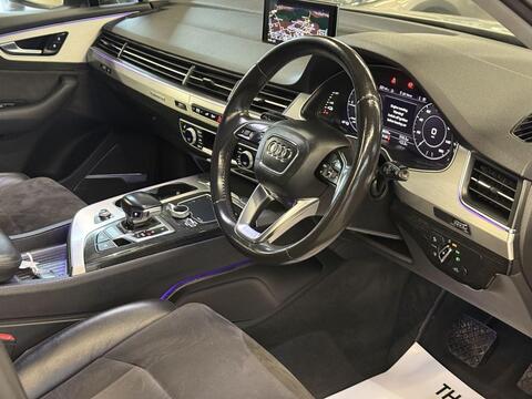 Audi Q7 view 12