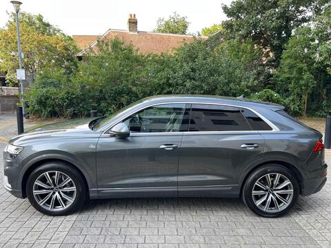 Audi Q8 view 8