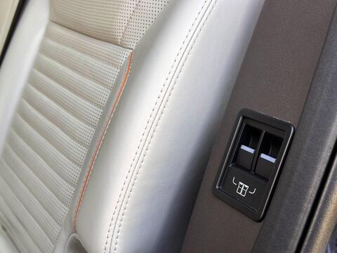 Land Rover Discovery view 35