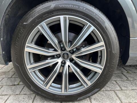 Audi Q8 view 45