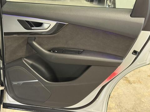 Audi Q7 view 17