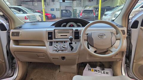 Toyota Raum view 2