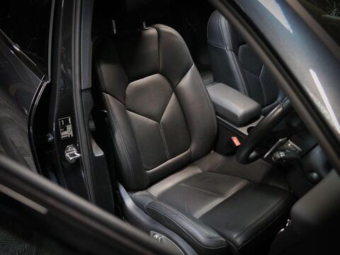 Porsche Macan view 3
